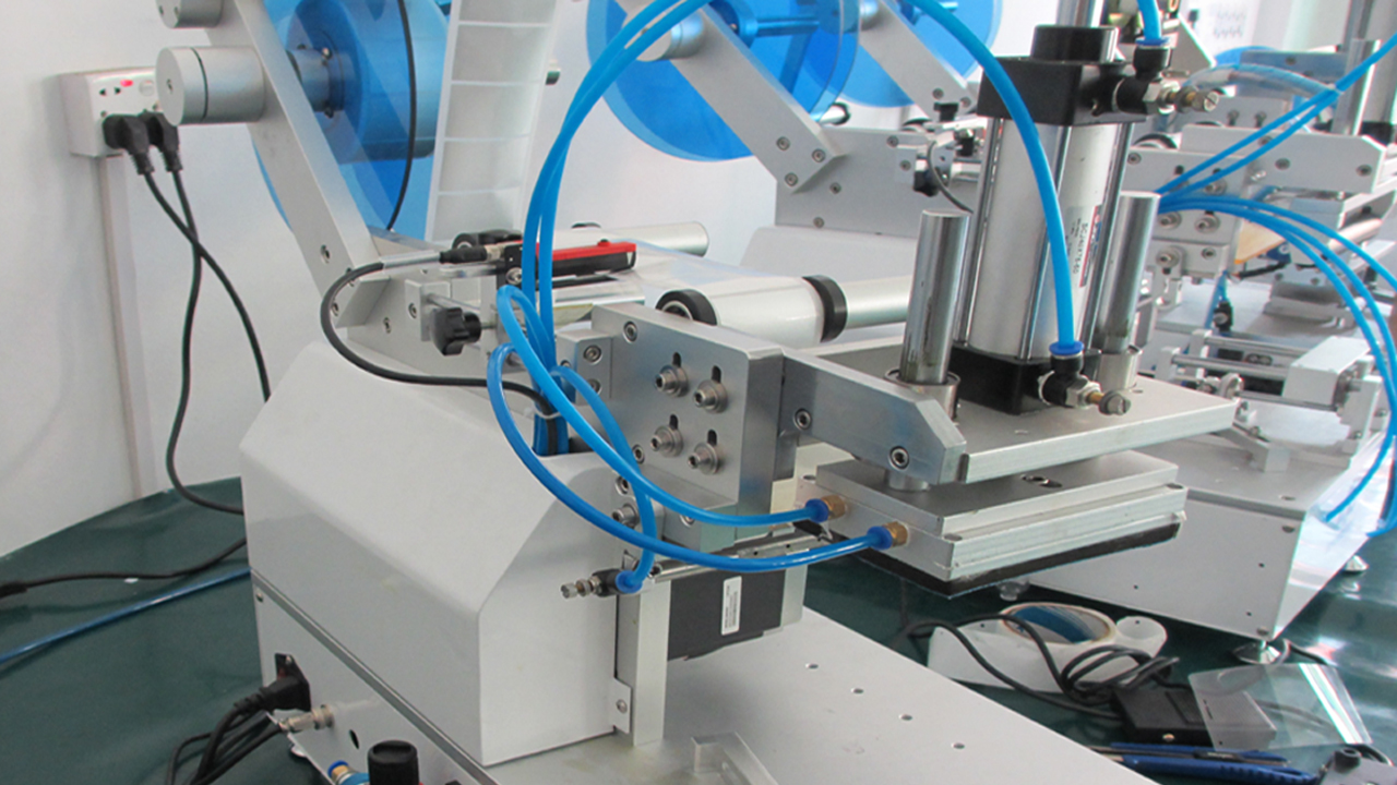 टोंटी बैग प्लास्टिक बैग लेबलिंग मशीन फ्लैट सतह के लिए अर्ध स्वचालित