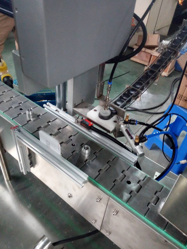 कैप्स रोबोट खिला चित्र.jpg