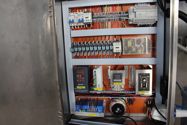 भरने की मशीन 4 सिर (1).JPG