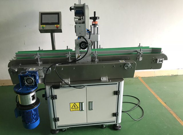 लेबलिंग लिपस्टिक मशीन अनुकूलित.jpg