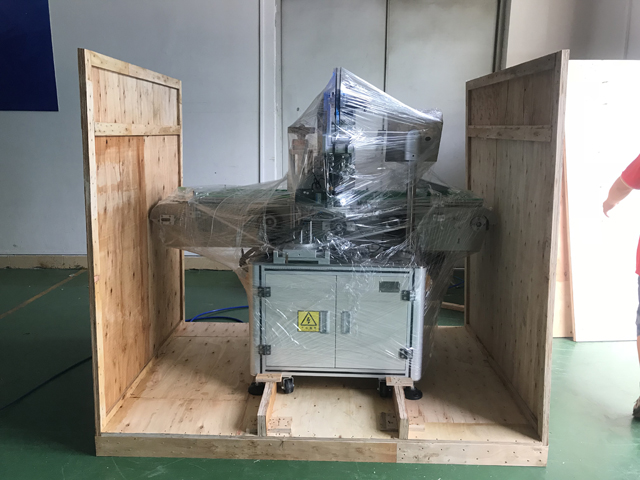 लिपस्टिक लेबलिंग मशीन.jpg