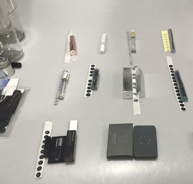 लेबल और लिपस्टिक कॉस्मेटिक उत्पाद.jpg