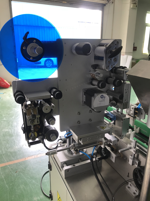 लेबलिंग मशीन प्रिंटर के साथ.jpg