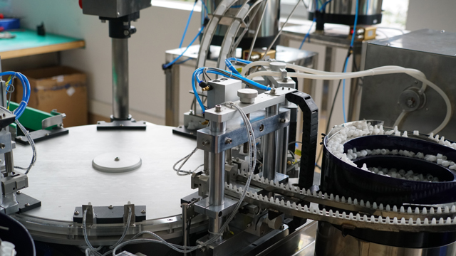 रोटरी प्लास्टिक की बोतलों में ई लिक्विड भर रही है.jpg