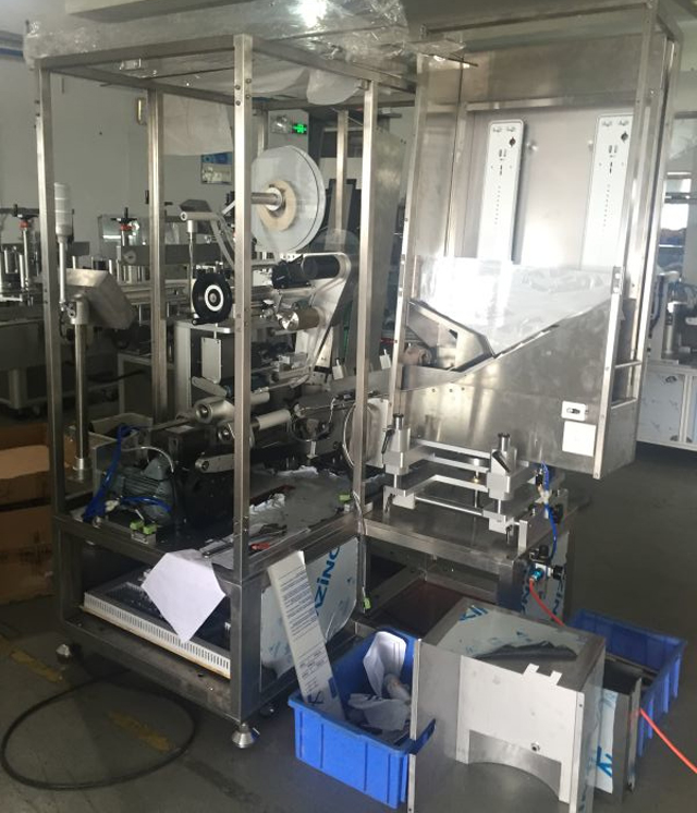 फैक्ट्री ट्यूब लेबलिंग में मशीनरी.jpg