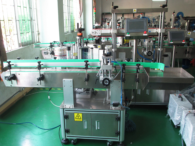 labeling machine with positioning system लेबलिंग उपकरण बोतलें PLC.jpg