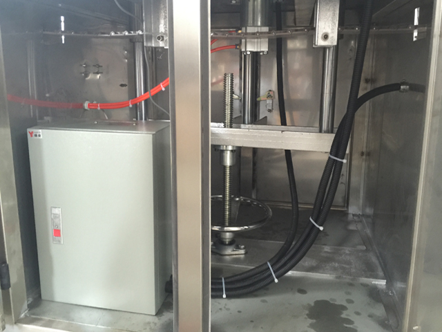 डिब्बे के अंदर सीलिंग कैपिंग मशीन.jpg