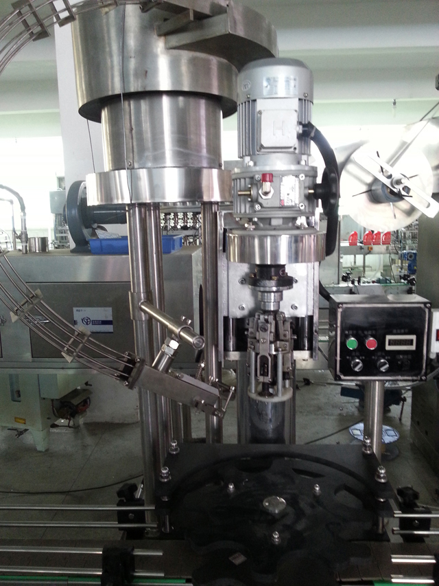 बोतलों के लिए कैपिंग मशीन.jpg