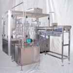 स्वचालित टोंटी स्टैंड अप बैग सोयाबीन दूध रस भरने कैपिंग मशीन