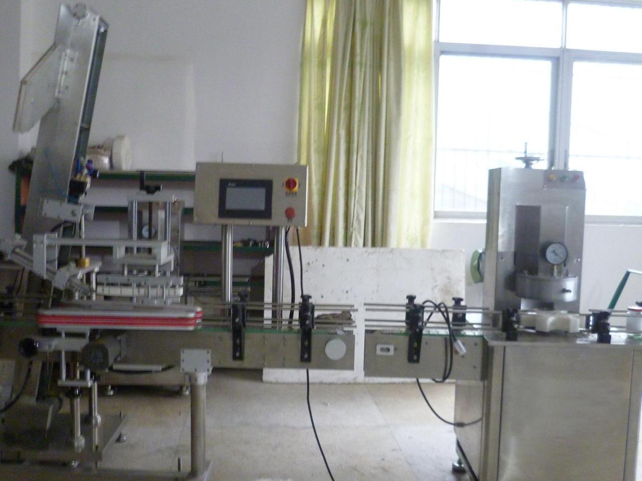 vacuum capping machine with cap placement ग्लास जार के लिए वैक्यूम कैपर.JPG