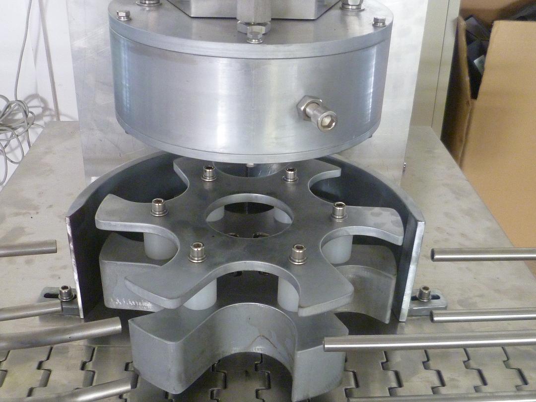 rotary vacuum capper machinery वैक्यूम कैपिंग मशीन रोटरी हेड.JPG