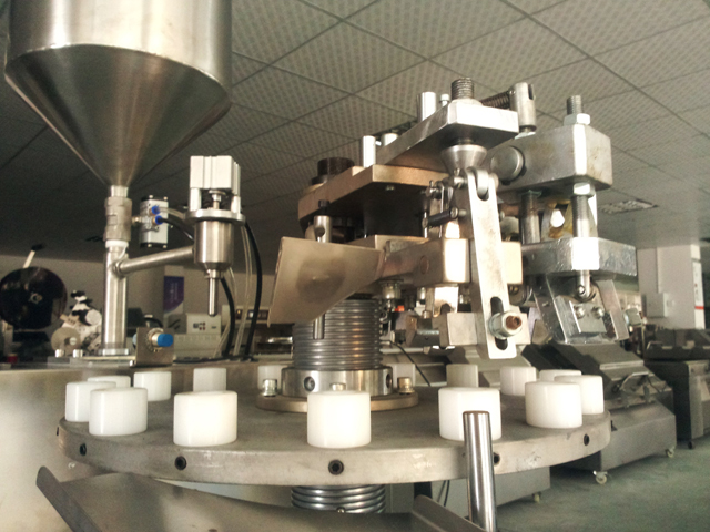 metal tubes filling folding machine ट्यूब भरने सील मशीनों स्टॉक में.jpg