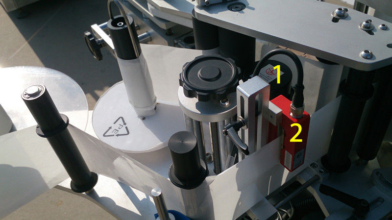 labeling machine for E liquid small bottles ई लिक्विड के लिए लेबलिंग बंद चित्र.jpg