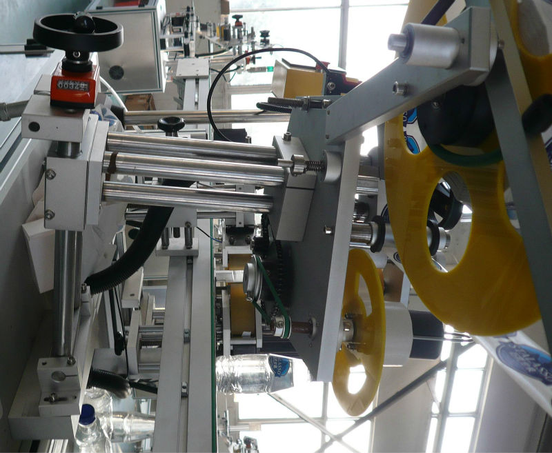 ऊपर नीचे डबल पक्षों स्वयं चिपकने वाला लेबल चिपके मशीन