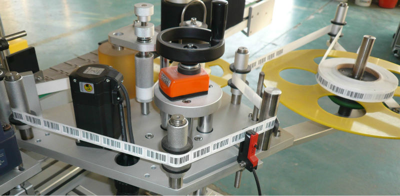 ऊपर नीचे डबल पक्षों स्वयं चिपकने वाला लेबल चिपके मशीन