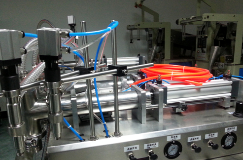 liquid filling machinery semi automatic क्षैतिज तरल भराव पूरी तरह से वायवीय.jpg