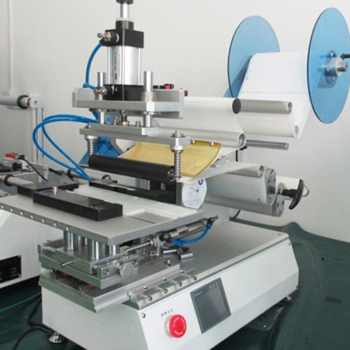 rolling labeling machine for plane surface objects अर्ध स्वचालित रोलिंग लेबलिंग मशीनें.
