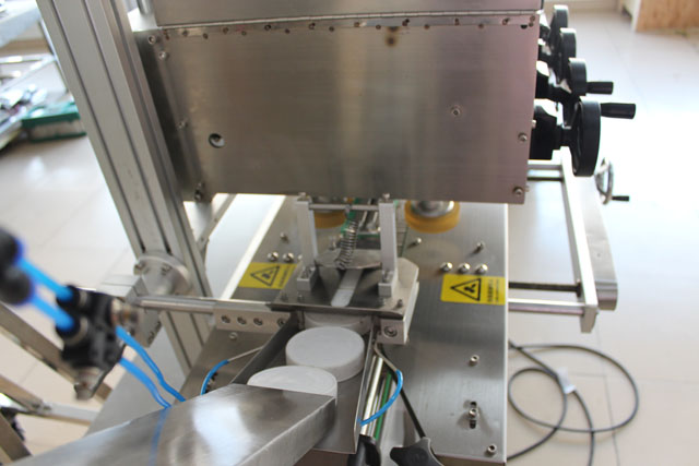 कैपिंग मशीन लिफ्टिंग के साथ (1).JPG