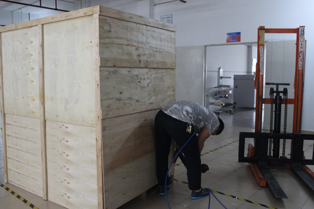 क्षैतिज लेबलिंग के लिए लकड़ी के केस पैकिंग (2).JPG