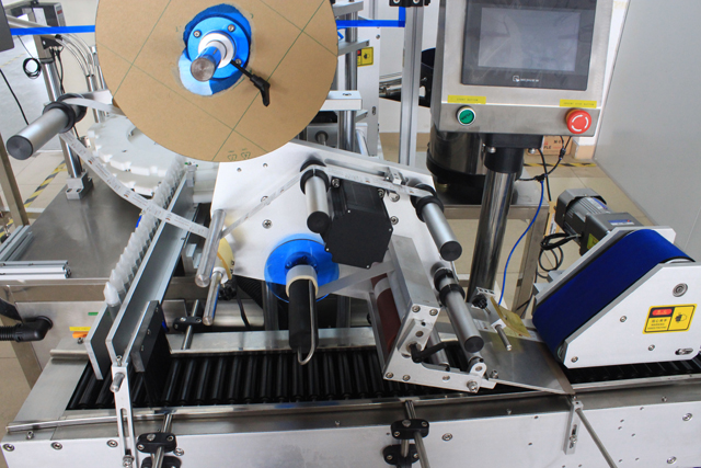 rolling bars from horizontal labeling machine रोलिंग बोतलों के लिए तुल्यकालिक बेल्ट.jpg