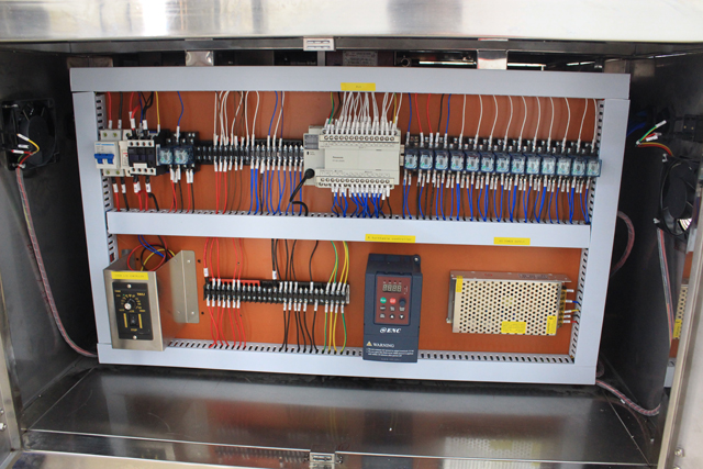 horizontal small bottles labeling machine picture क्षैतिज लेबलिंग मशीन वास्तविक चित्र.jpg