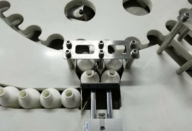 बोतलें फीडर.jpg