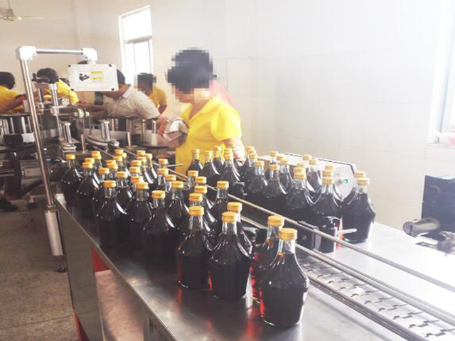 फैक्ट्री में चलती मशीनें.jpg