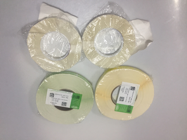 फोल्डिंग के लिए लेबल रोल QR कोड के साथ लेबलर.jpg