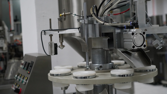 ट्यूब भराव मुहर प्लास्टिक.jpg