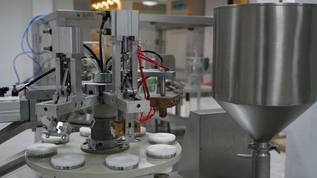 ट्यूब भराव मुहर प्लास्टिक.jpg