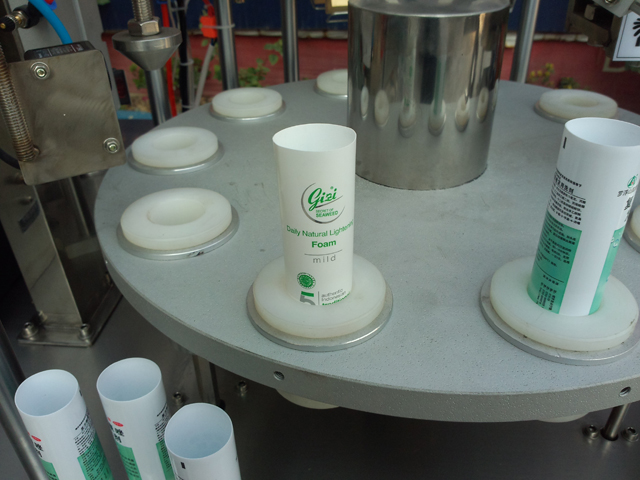 tubes for filling sealing क्रीम के लिए ट्यूब भराव मुहर.jpg