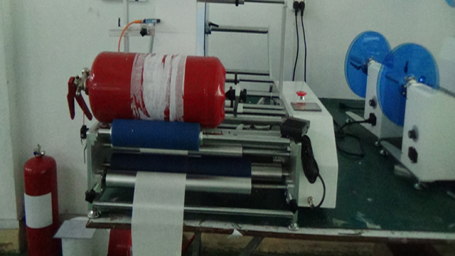 अग्निशमन उत्पादों के लिए लेबलर उपकरण।