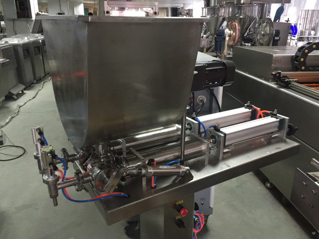 ऊर्ध्वाधर भरने की मशीन नोजल.JPG