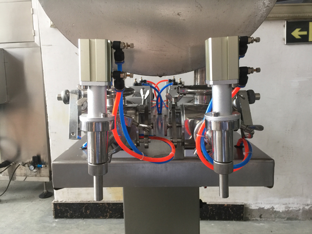 two filling nozzles pneumatic filler equipment नोजल दो.jpg