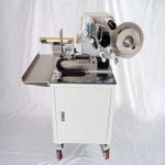 कुत्ते की हड्डी पालतू भोजन पैकेजिंग के लिए अर्ध स्वचालित ध्वज लेबल एप्लीकेटर