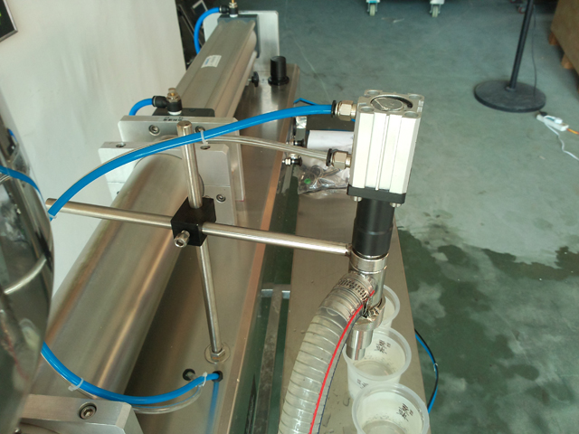 liquid filling machine for lotion shampoo cream शैम्पू भराव उपकरण.jpg
