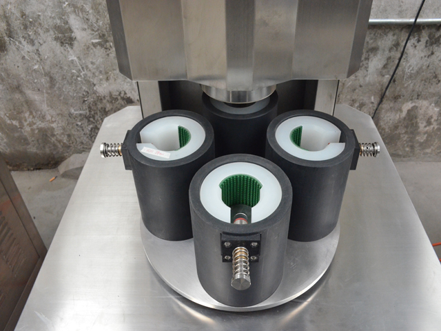 ढक्कन लगाने के लिए मोल्ड.jpg