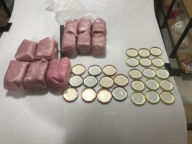 वैक्यूम कैपिंग के लिए कैप्स और बोतलें जार.jpg