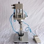 अर्ध स्वचालित वायवीय डेस्कटॉप परफ्यूम ग्लास बोतलें क्रिम्पिंग मशीन