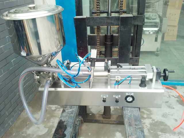 portable filling machine with handheld filling head भरने मशीनरी उपकरण अर्ध स्वचालित.jpg