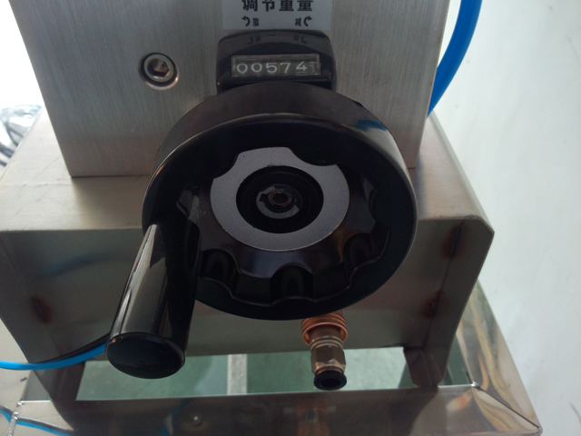 liquid filling machine semi automatic शैम्पू भराव उपकरण.jpg