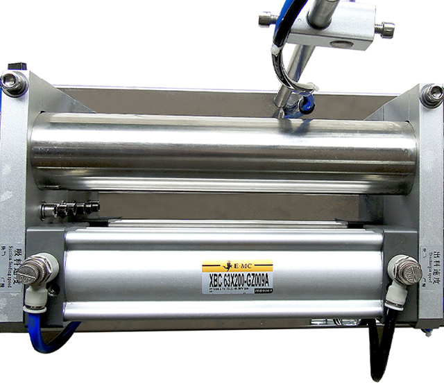 pneumatic filling machine manual for liquid cosmetic field यूएसए ग्राहक के लिए भरने की मशीनें (3).jpg