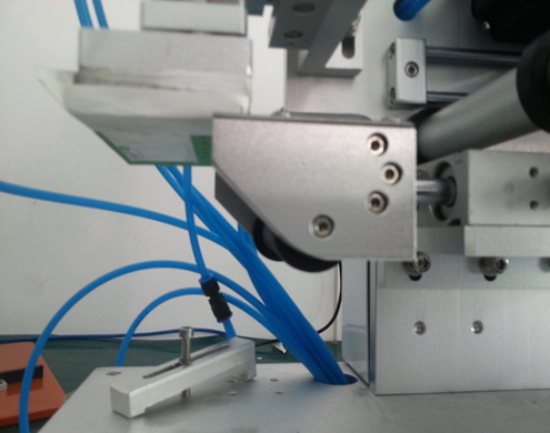 semi automatic flat bottles labeling equipment फ्लैट लेबलिंग मशीन पीएलसी उन्नत के साथ (2).jpg