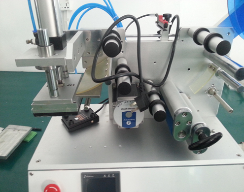 flat surface labeling equipment semi automatic फ्लैट सतह लेबलर लैस (3).jpg