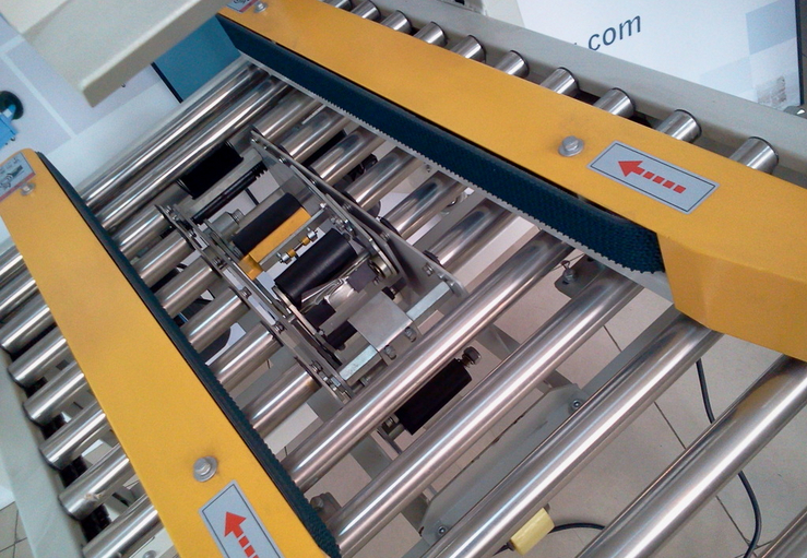 carton sealing stainless steel roll कार्टन सीलिंग मशीन सेमी ऑटो के लिए क्लोज शॉट.jpg