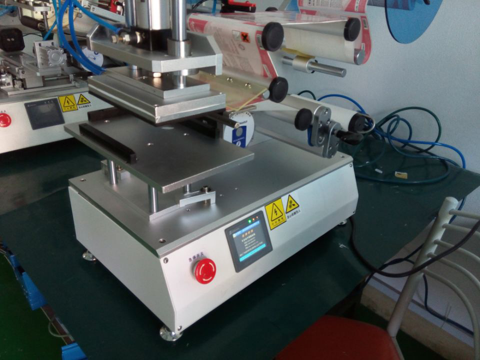 semi automatic labeling machinery बैग के लिए लेबलिंग मशीनरी .jpg