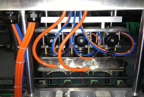 vacuum capper linear वैक्यूम कैपिंग हेड्स पार्ट क्लोज शॉट.jpg