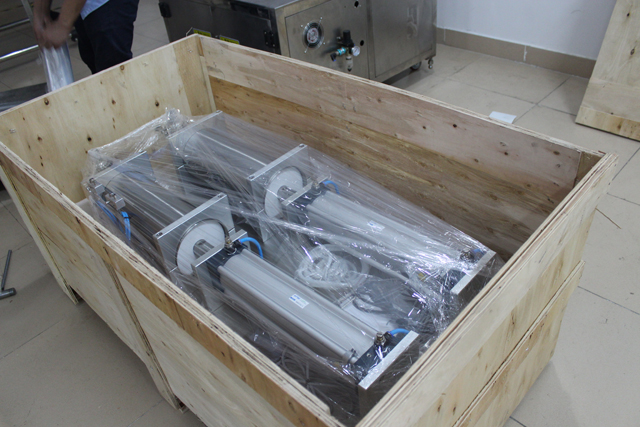 लकड़ी के बक्से के अंदर मशीन.jpg